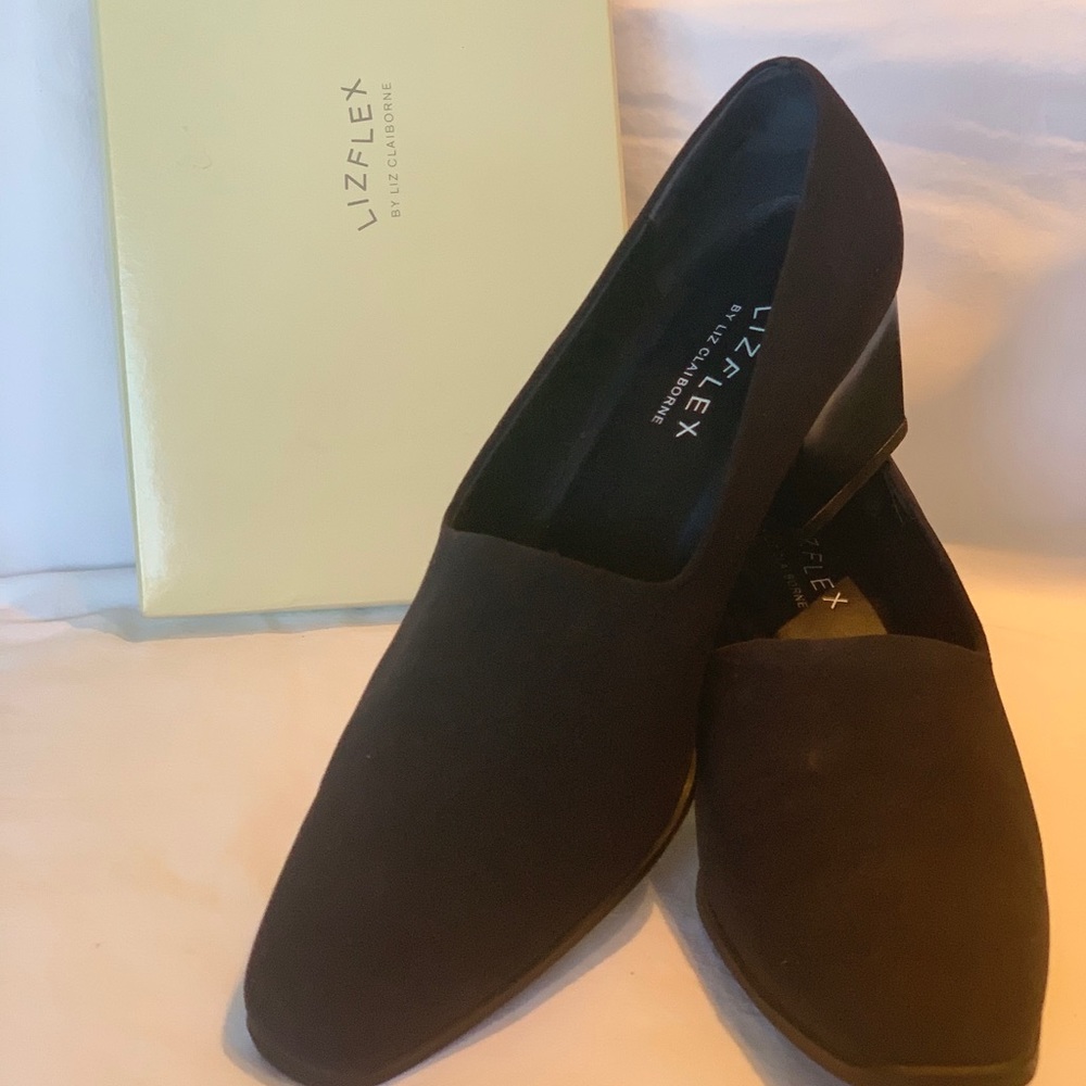 LizFlex by Liz Claiborne. Very comf dress shoe